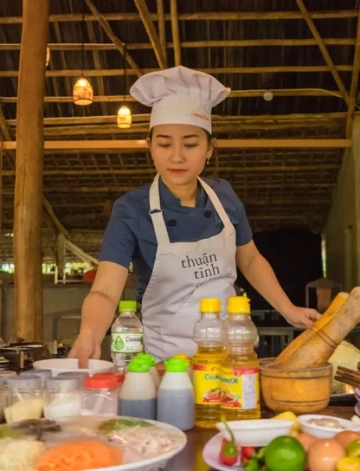 evening-vietnamese-family-cooking-class-rowboat-ride-lantern-sunset-in-water-coc_XhwuIfZ_medium title Objavte Vietnam cez jeho chute: Kulinárska cesta od severu na juh