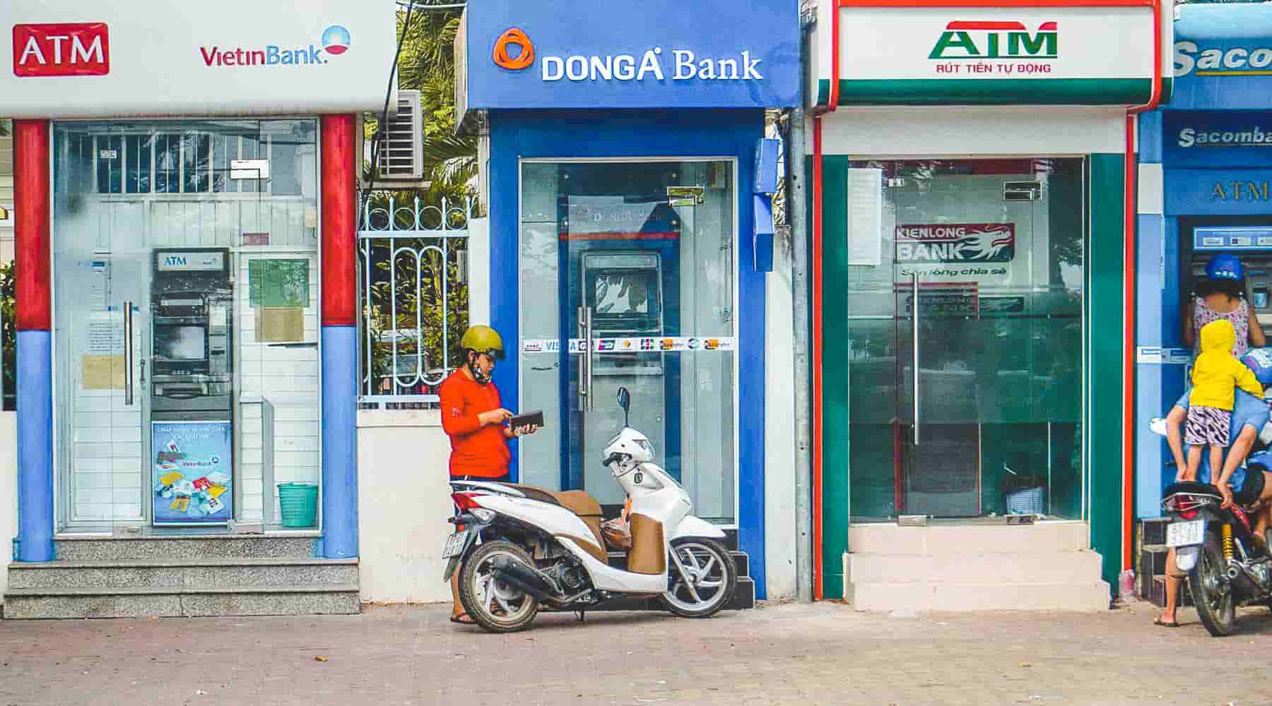 Výběr hotovosti z bankomatů ve Vietnamu
